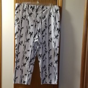 Relativity Women Stretch Bamboo Print Crop 22W